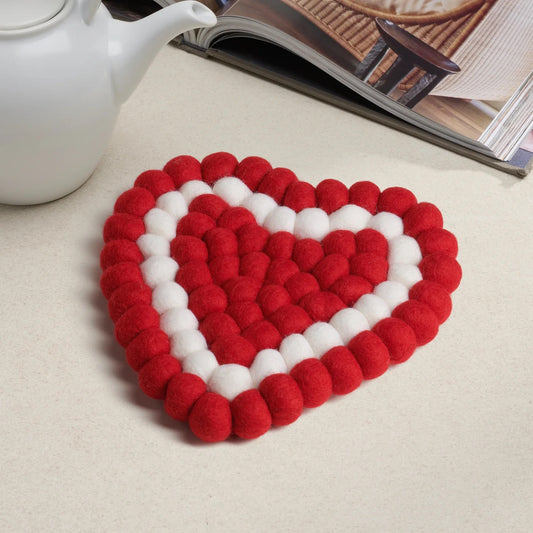 TRIVET, BALL FELT/HEART - RED/WHITE