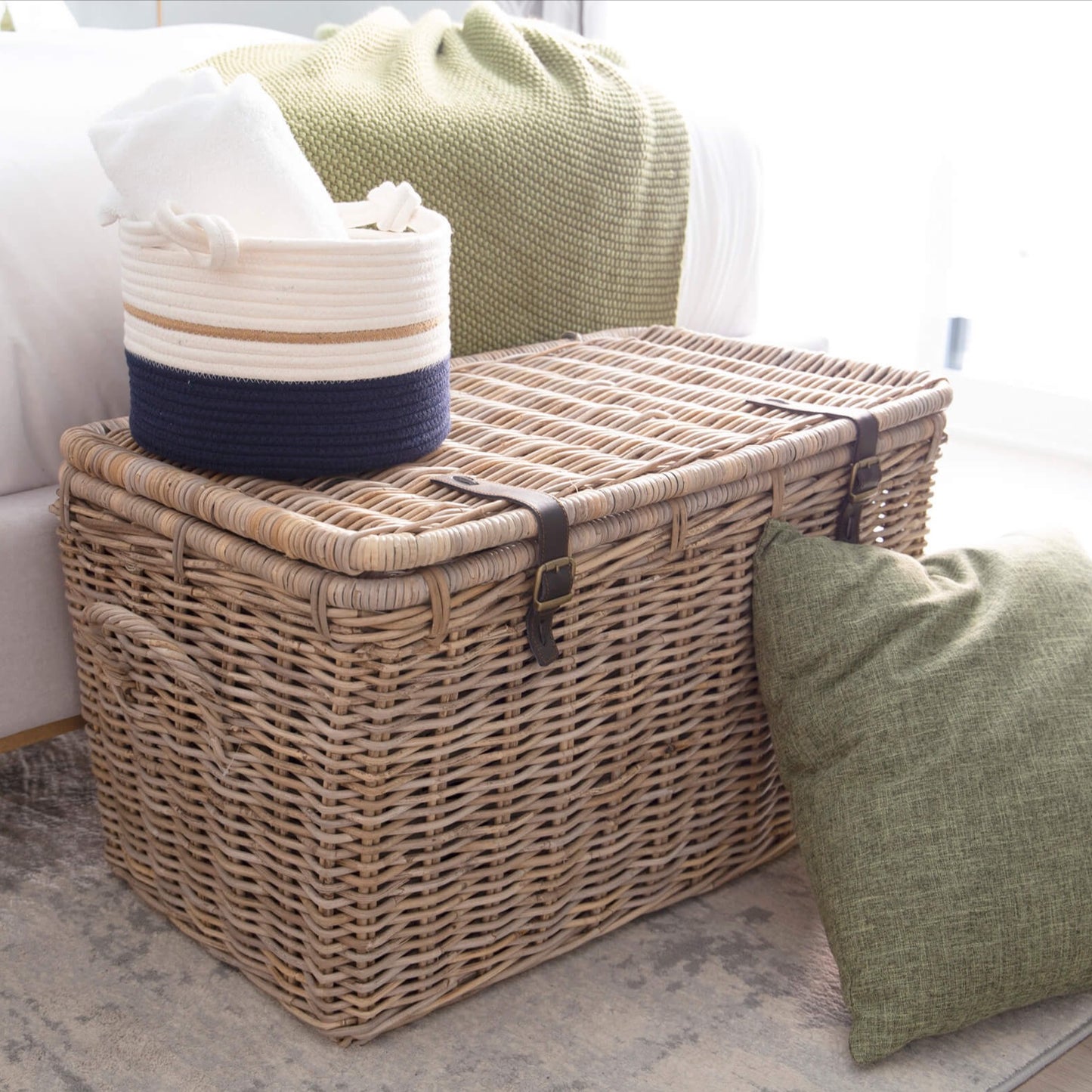 STORAGE BASKET, OVAL - NAVY/WHITE