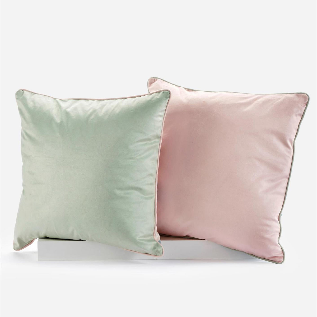 PILLOW - LOTUS 18" x 18"