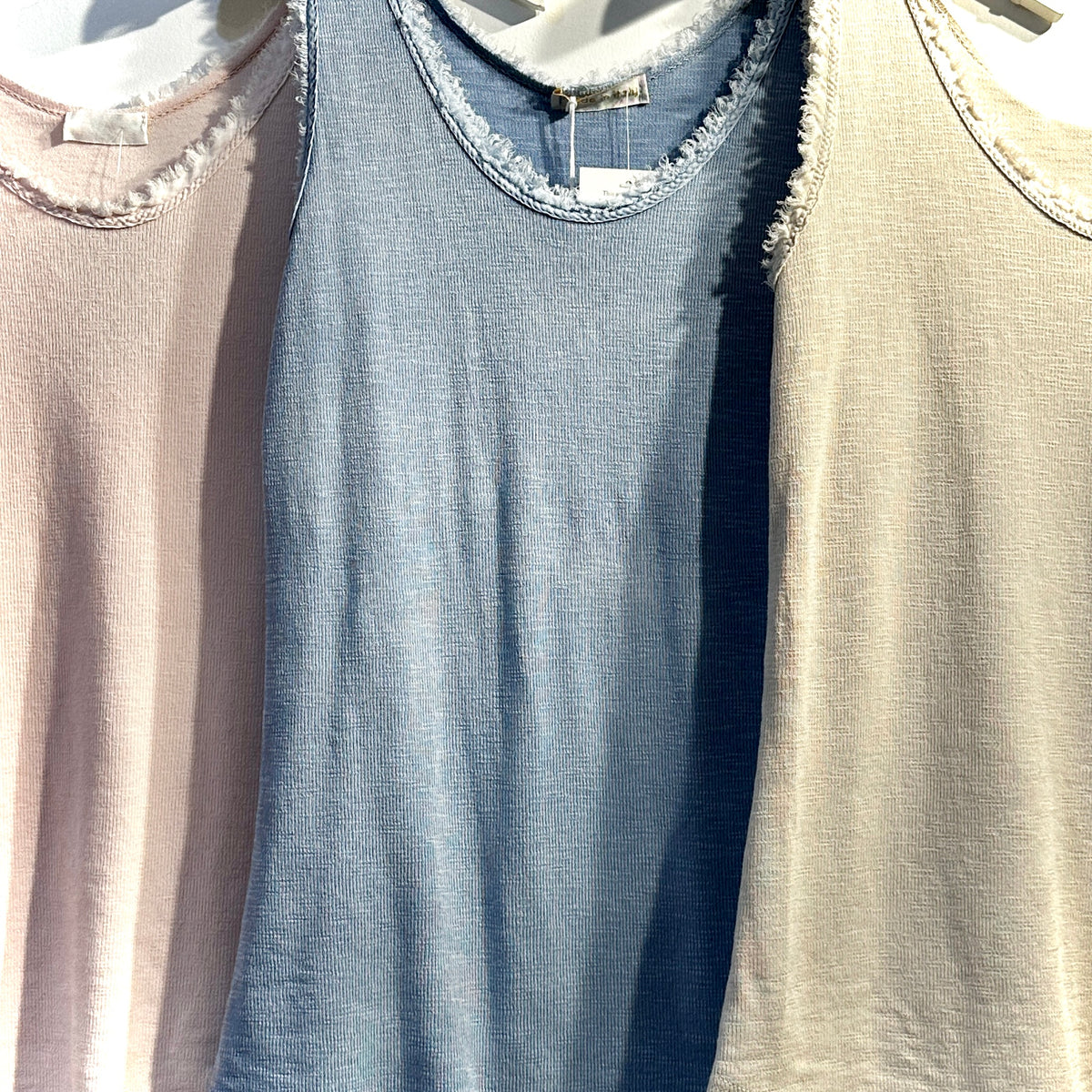 TOP, RIBBED - RAW EDGE