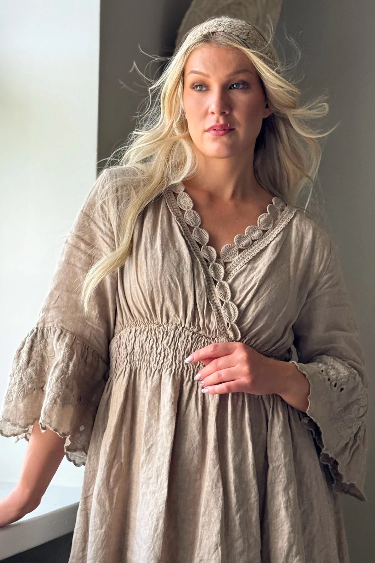 DRESS LINEN, LACE WHISPERS - CASHMERE