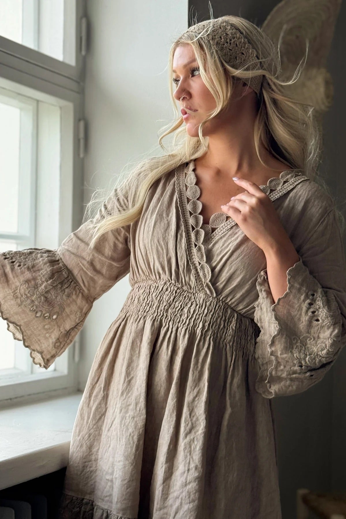 DRESS LINEN, LACE WHISPERS - CASHMERE